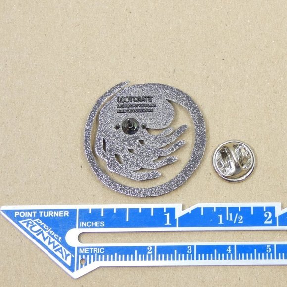 FREE ADD ON WITH PURCHASE Alien Covenant Loot Crate Facehugger Pin - Picture 3 of 4